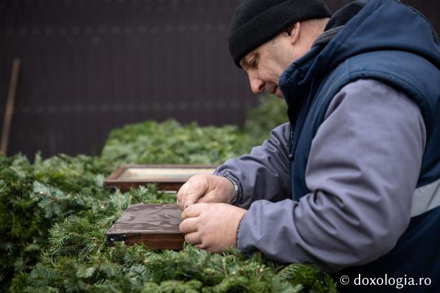 (Foto) Veșmânt din cetină și crizanteme: Cum a fost împodobită Crucea de Bobotează la Catedrala Mitropolitană din Iași