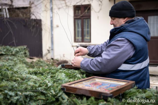 (Foto) Veșmânt din cetină și crizanteme: Cum a fost împodobită Crucea de Bobotează la Catedrala Mitropolitană din Iași