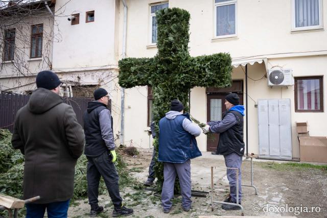 (Foto) Veșmânt din cetină și crizanteme: Cum a fost împodobită Crucea de Bobotează la Catedrala Mitropolitană din Iași