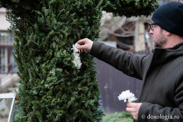 (Foto) Veșmânt din cetină și crizanteme: Cum a fost împodobită Crucea de Bobotează la Catedrala Mitropolitană din Iași