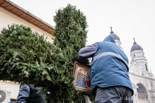 (Foto) Veșmânt din cetină și crizanteme: Cum a fost împodobită Crucea de Bobotează la Catedrala Mitropolitană din Iași