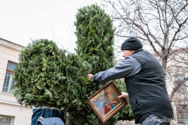 (Foto) Veșmânt din cetină și crizanteme: Cum a fost împodobită Crucea de Bobotează la Catedrala Mitropolitană din Iași