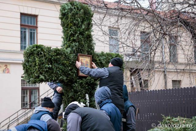 (Foto) Veșmânt din cetină și crizanteme: Cum a fost împodobită Crucea de Bobotează la Catedrala Mitropolitană din Iași