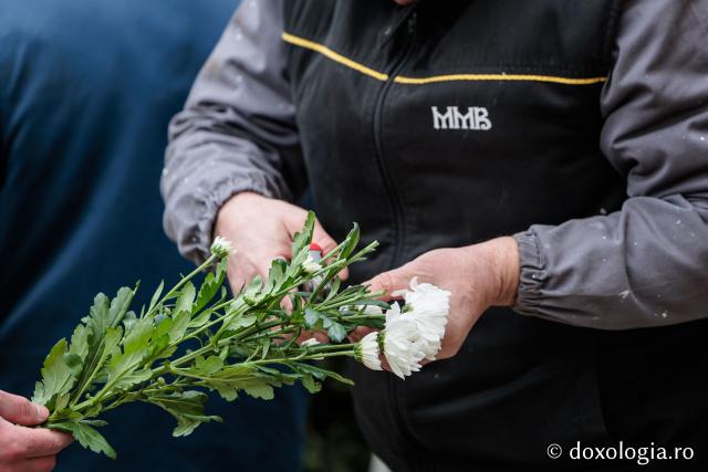 (Foto) Veșmânt din cetină și crizanteme: Cum a fost împodobită Crucea de Bobotează la Catedrala Mitropolitană din Iași