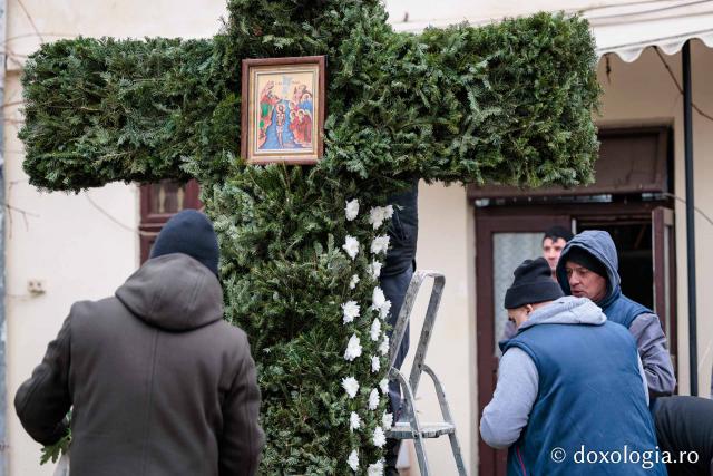 (Foto) Veșmânt din cetină și crizanteme: Cum a fost împodobită Crucea de Bobotează la Catedrala Mitropolitană din Iași