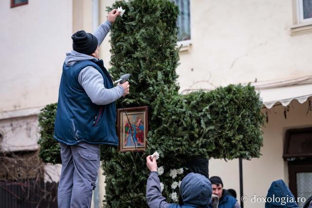 (Foto) Veșmânt din cetină și crizanteme: Cum a fost împodobită Crucea de Bobotează la Catedrala Mitropolitană din Iași