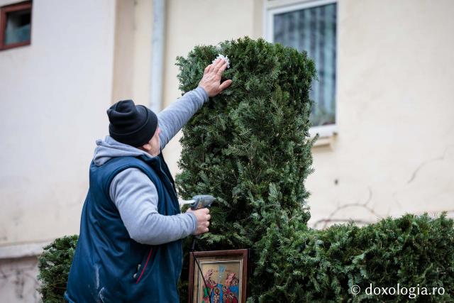 (Foto) Veșmânt din cetină și crizanteme: Cum a fost împodobită Crucea de Bobotează la Catedrala Mitropolitană din Iași