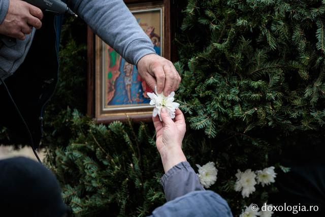 (Foto) Veșmânt din cetină și crizanteme: Cum a fost împodobită Crucea de Bobotează la Catedrala Mitropolitană din Iași