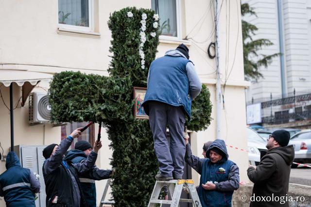 (Foto) Veșmânt din cetină și crizanteme: Cum a fost împodobită Crucea de Bobotează la Catedrala Mitropolitană din Iași