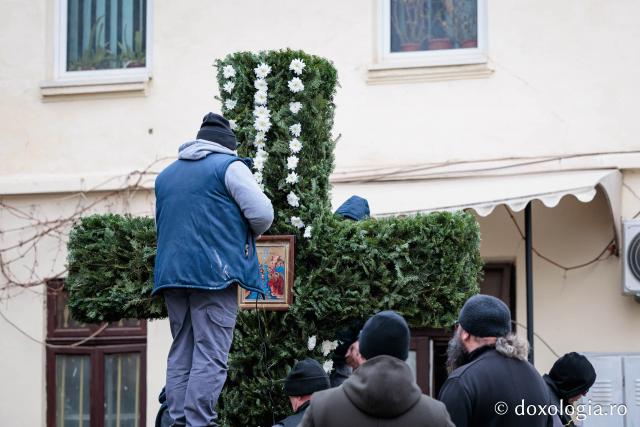 (Foto) Veșmânt din cetină și crizanteme: Cum a fost împodobită Crucea de Bobotează la Catedrala Mitropolitană din Iași