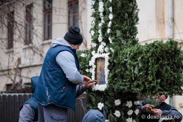 (Foto) Veșmânt din cetină și crizanteme: Cum a fost împodobită Crucea de Bobotează la Catedrala Mitropolitană din Iași