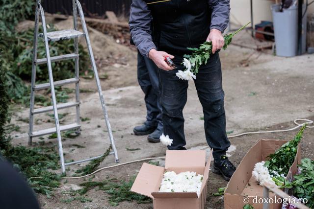 (Foto) Veșmânt din cetină și crizanteme: Cum a fost împodobită Crucea de Bobotează la Catedrala Mitropolitană din Iași