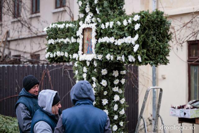 (Foto) Veșmânt din cetină și crizanteme: Cum a fost împodobită Crucea de Bobotează la Catedrala Mitropolitană din Iași