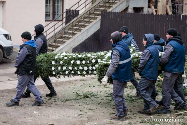 (Foto) Veșmânt din cetină și crizanteme: Cum a fost împodobită Crucea de Bobotează la Catedrala Mitropolitană din Iași