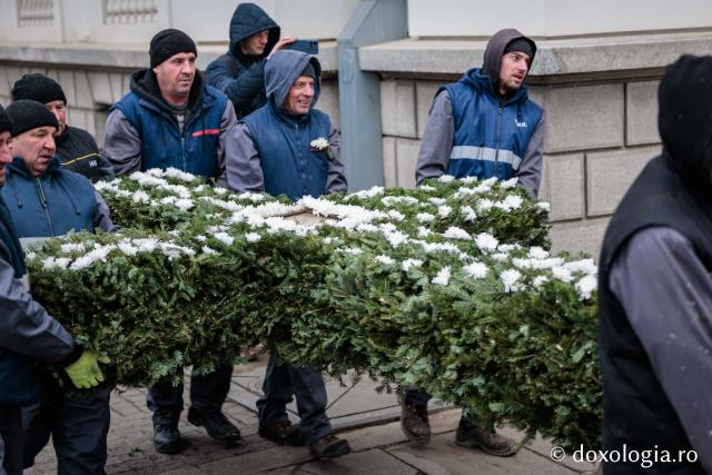 (Foto) Veșmânt din cetină și crizanteme: Cum a fost împodobită Crucea de Bobotează la Catedrala Mitropolitană din Iași