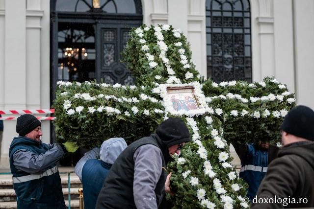 (Foto) Veșmânt din cetină și crizanteme: Cum a fost împodobită Crucea de Bobotează la Catedrala Mitropolitană din Iași