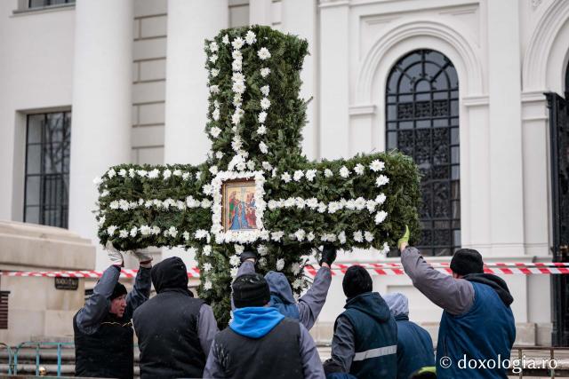 (Foto) Veșmânt din cetină și crizanteme: Cum a fost împodobită Crucea de Bobotează la Catedrala Mitropolitană din Iași