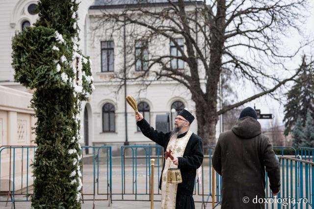 (Foto) Veșmânt din cetină și crizanteme: Cum a fost împodobită Crucea de Bobotează la Catedrala Mitropolitană din Iași