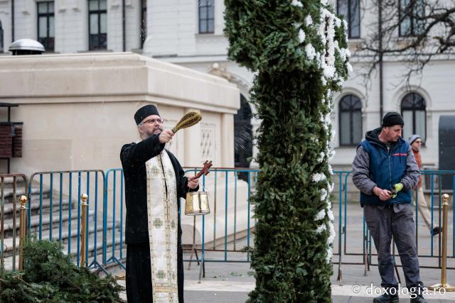 (Foto) Veșmânt din cetină și crizanteme: Cum a fost împodobită Crucea de Bobotează la Catedrala Mitropolitană din Iași