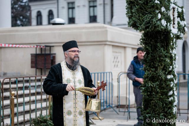 (Foto) Veșmânt din cetină și crizanteme: Cum a fost împodobită Crucea de Bobotează la Catedrala Mitropolitană din Iași