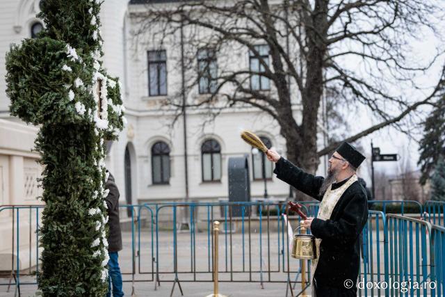 (Foto) Veșmânt din cetină și crizanteme: Cum a fost împodobită Crucea de Bobotează la Catedrala Mitropolitană din Iași