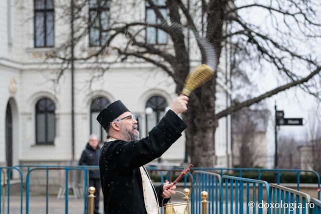 (Foto) Veșmânt din cetină și crizanteme: Cum a fost împodobită Crucea de Bobotează la Catedrala Mitropolitană din Iași