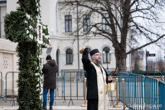 (Foto) Veșmânt din cetină și crizanteme: Cum a fost împodobită Crucea de Bobotează la Catedrala Mitropolitană din Iași