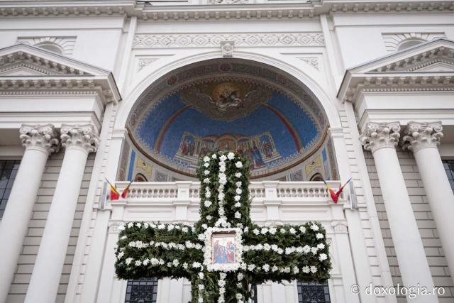 (Foto) Veșmânt din cetină și crizanteme: Cum a fost împodobită Crucea de Bobotează la Catedrala Mitropolitană din Iași