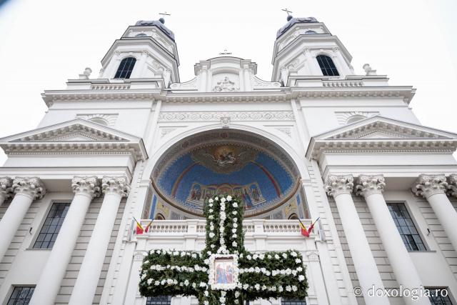 (Foto) Veșmânt din cetină și crizanteme: Cum a fost împodobită Crucea de Bobotează la Catedrala Mitropolitană din Iași