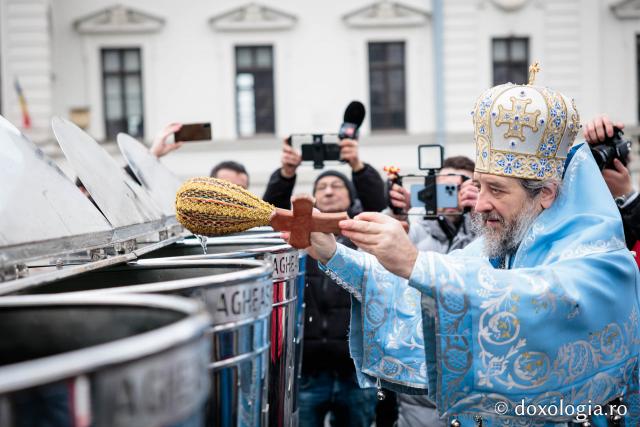 (Foto) Boboteaza la Catedrala Mitropolitană din Iași – Sfânta Liturghie și Sfințirea Apei