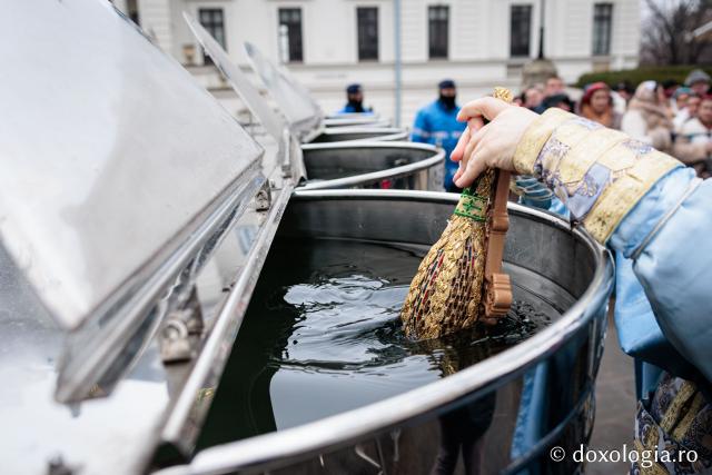 (Foto) Boboteaza la Catedrala Mitropolitană din Iași – Sfânta Liturghie și Sfințirea Apei