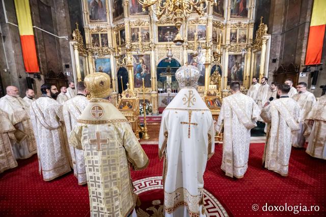 (Foto) În lumina slujirii și a învățăturii teologice – ziua Sfinților Trei Ierarhi la Catedrala Mitropolitană din Iași