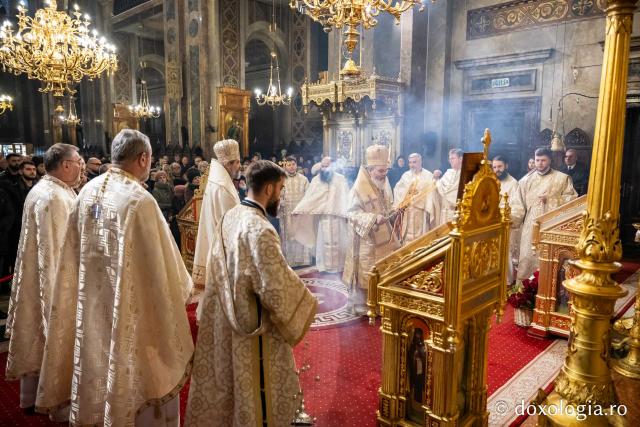 (Foto) În lumina slujirii și a învățăturii teologice – ziua Sfinților Trei Ierarhi la Catedrala Mitropolitană din Iași