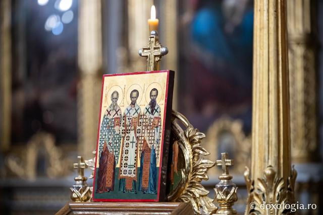 (Foto) În lumina slujirii și a învățăturii teologice – ziua Sfinților Trei Ierarhi la Catedrala Mitropolitană din Iași
