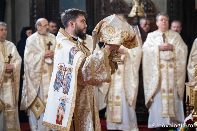 (Foto) În lumina slujirii și a învățăturii teologice – ziua Sfinților Trei Ierarhi la Catedrala Mitropolitană din Iași