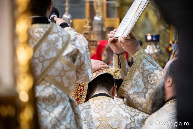 (Foto) În lumina slujirii și a învățăturii teologice – ziua Sfinților Trei Ierarhi la Catedrala Mitropolitană din Iași