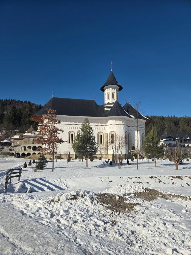 (Foto) Sihăstria Putnei – frumusețea iernii în taina muntelui