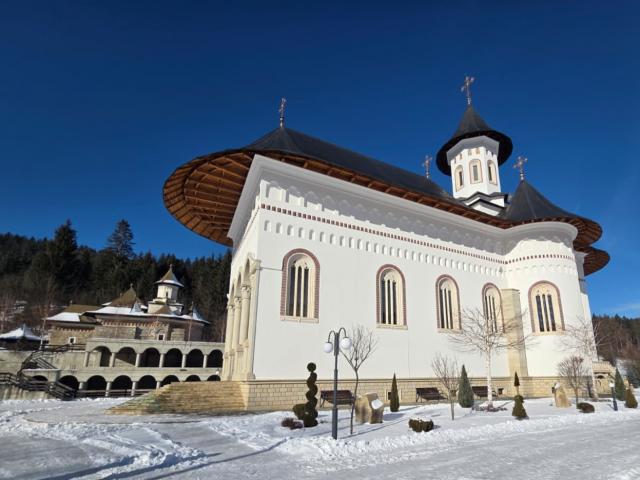 (Foto) Sihăstria Putnei – frumusețea iernii în taina muntelui