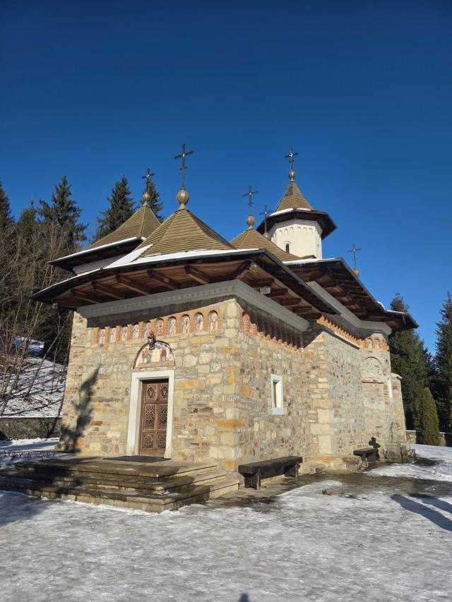 (Foto) Sihăstria Putnei – frumusețea iernii în taina muntelui