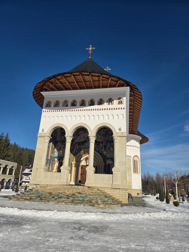 (Foto) Sihăstria Putnei – frumusețea iernii în taina muntelui