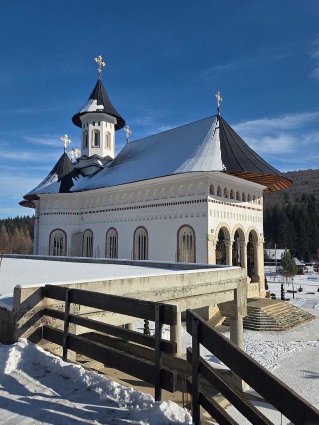 (Foto) Sihăstria Putnei – frumusețea iernii în taina muntelui