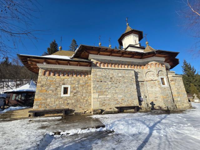 (Foto) Sihăstria Putnei – frumusețea iernii în taina muntelui