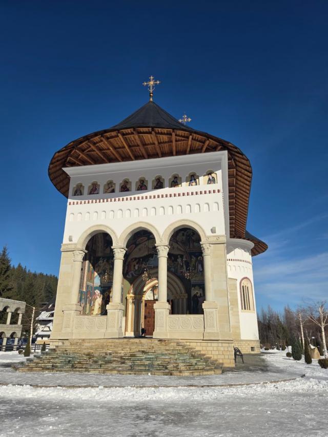 (Foto) Sihăstria Putnei – frumusețea iernii în taina muntelui