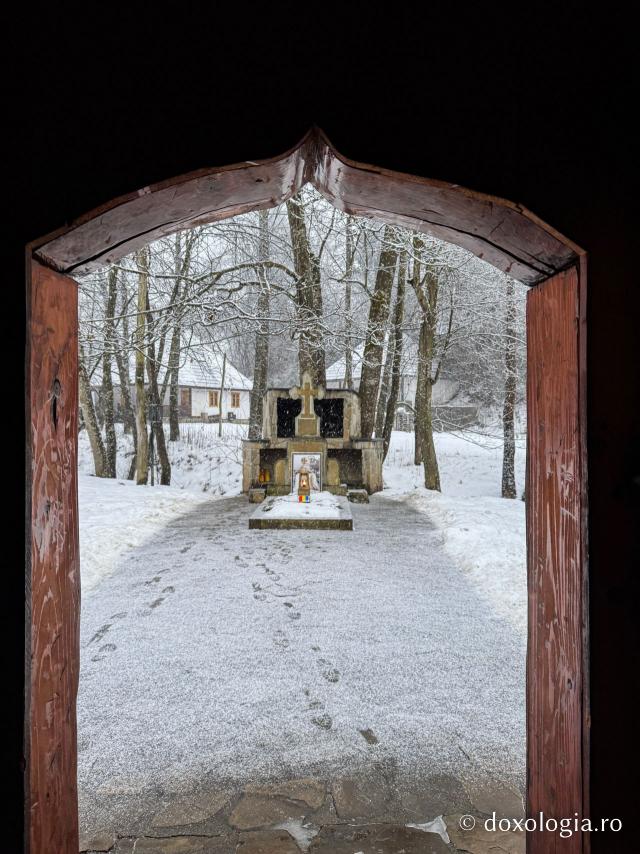 Cimitirul Mănăstirii Sihăstria Putnei, sub veșmântul alb al ninsorii