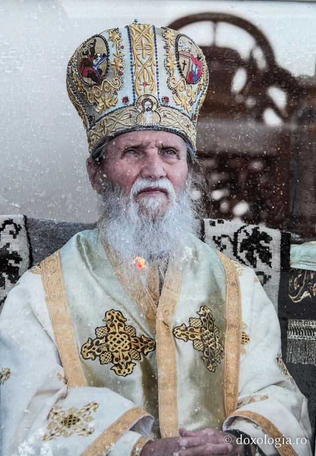 Cimitirul Mănăstirii Sihăstria Putnei, sub veșmântul alb al ninsorii