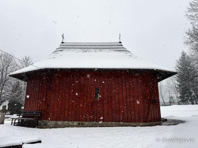 Cimitirul Mănăstirii Sihăstria Putnei, sub veșmântul alb al ninsorii