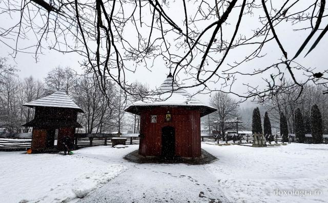 Cimitirul Mănăstirii Sihăstria Putnei, sub veșmântul alb al ninsorii