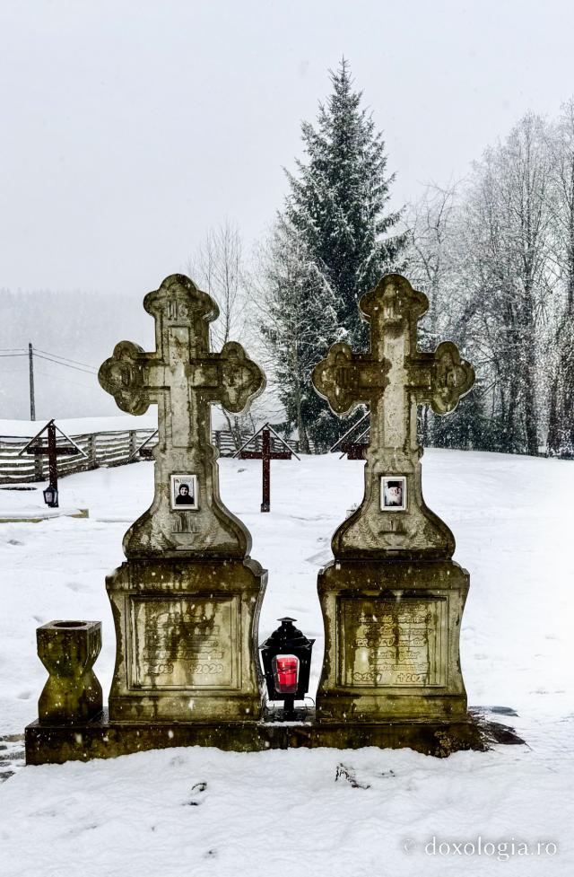 Cimitirul Mănăstirii Sihăstria Putnei, sub veșmântul alb al ninsorii