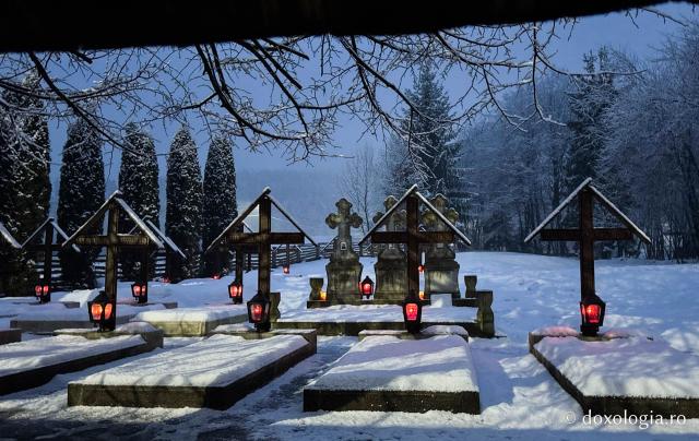 Cimitirul Mănăstirii Sihăstria Putnei, sub veșmântul alb al ninsorii
