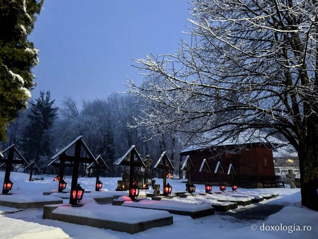 Cimitirul Mănăstirii Sihăstria Putnei, sub veșmântul alb al ninsorii